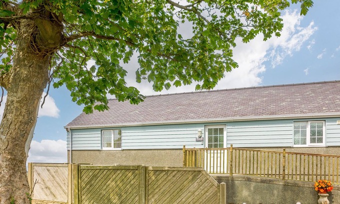 Pen-y-sarn Cottage | ASH COTTAGE, family friendly, with a garden in Penysarn