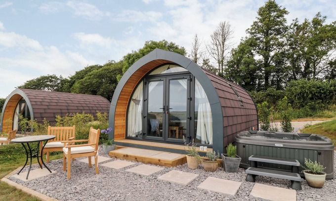 Saltash Cottage | ASH, romantic, with hot tub in Saltash