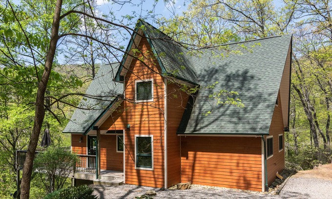 Fairview Ski Chalet | ASHEVILLE Luxury chalet HOT TUB VIEWS 7 Acres Private.