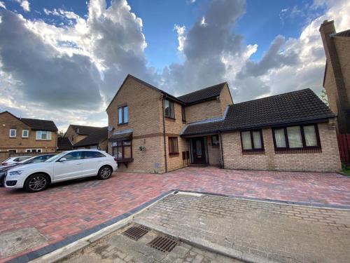 Milton Keynes House | ASHMINA HOLIDAY LET with Free onsite Parking for SMALL VANS and cars only