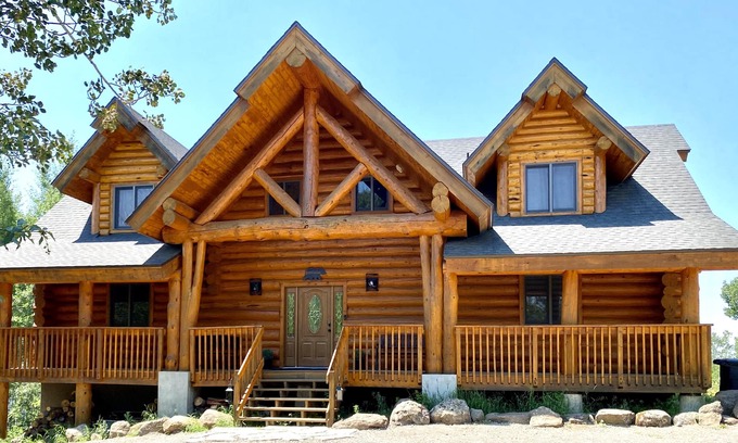 Ashton House | Ashton Bear-a-dise. Spacious retreat close to fishing, hiking, National Parks