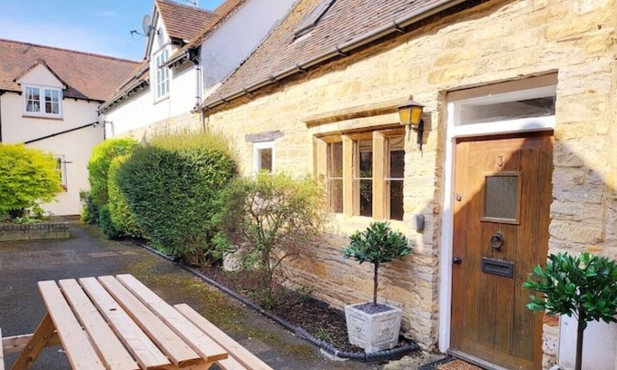 Bretforton Cottage | Ashwin Court Cottages Gwenelin Cottage - sleeps 2