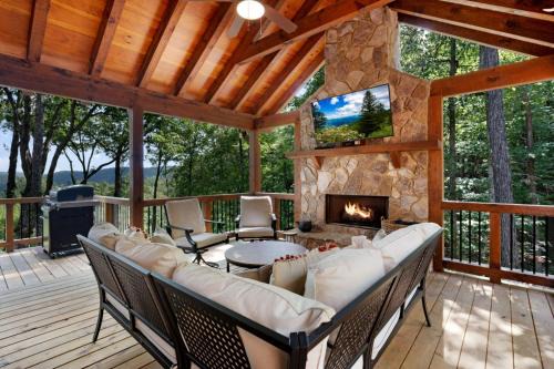 Blue Ridge Villa | Aska Favor - Near River Tubing Hiking Dining Gem Mining Mini-Golf