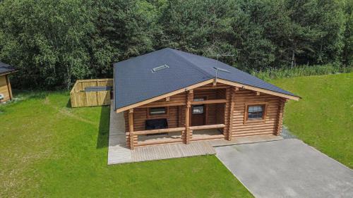 Morpeth Cabin | Aspen Lodge, Amazing New Log Cabin with Hot Tub - Sleeps 6 - Felmoor Park