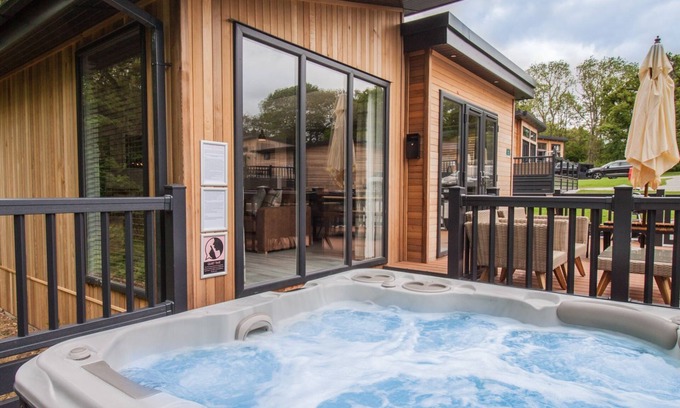 Pickering Ski Chalet | Aspen Lodge | sleeps 6 - Hot Tub, Dog Friendly - 5* Visit England
