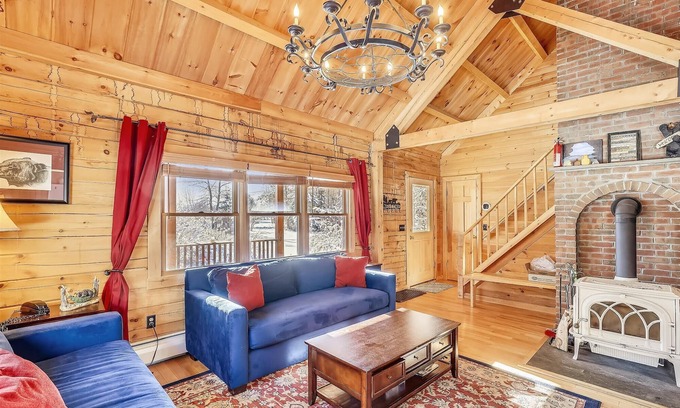 Morrisville House | Aspen's Run: 3 br log cabin, wood stove, deck, firepit, window a/c
