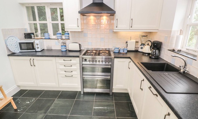 Lostwithiel Cottage | Astrantia Cottage