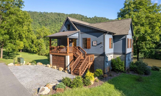 Cullowhee House | At E's - Upscale Riverfront Home Near WCU