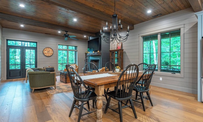 Burnsville Cabin | At Last Mtn Cabin, Hike to Crabtree Falls, Hot Tub+Fire Pit, Close to Parkway.