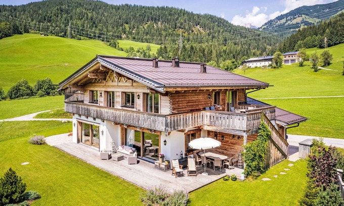 Hinterthal Apartment | Cosy apartment for 10 people with WIFI, TV, balcony, panoramic view and parking
