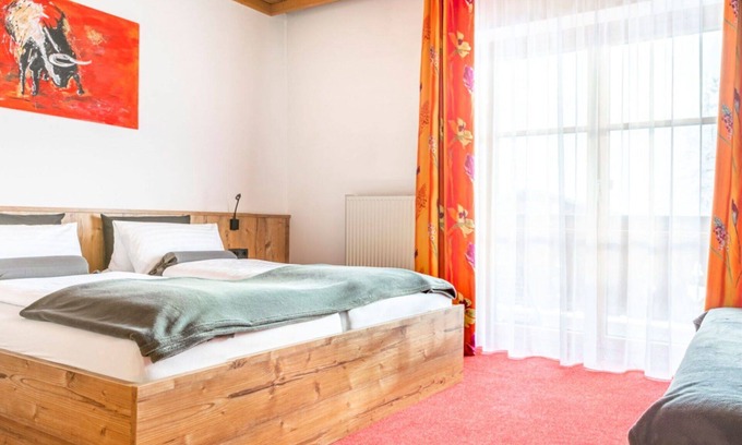 Saalfelden am Steinernen Meer Villa | Lovely apartment in villa for 4 people with TV, balcony, panoramic view and parking