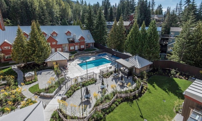 Whistler Creekside Cabin | At the base of Whistler Mtn in Creekside | Cozy Gas Fireplace | Newly renovated pool & hot tub
