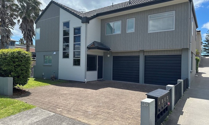 Mount Maunganui Cottage | At The Bay - Mt Maunganui Holiday Home