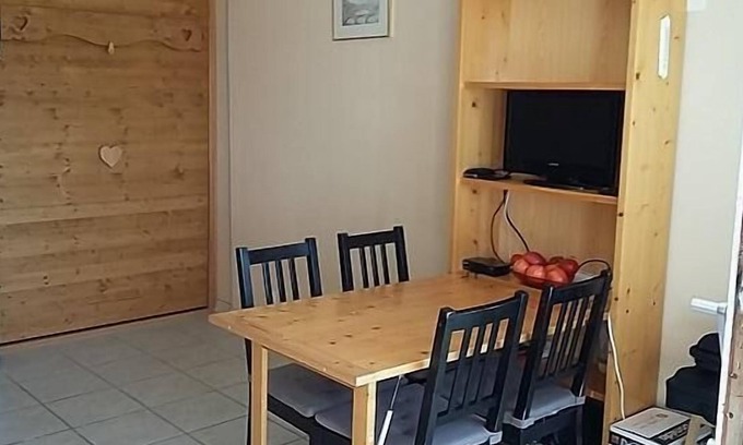 Villard-de-Lans Apartment | At the foot of shops, 5th floor, view mountain, balcony, tv, ski locker, 18m², Villard de Lans