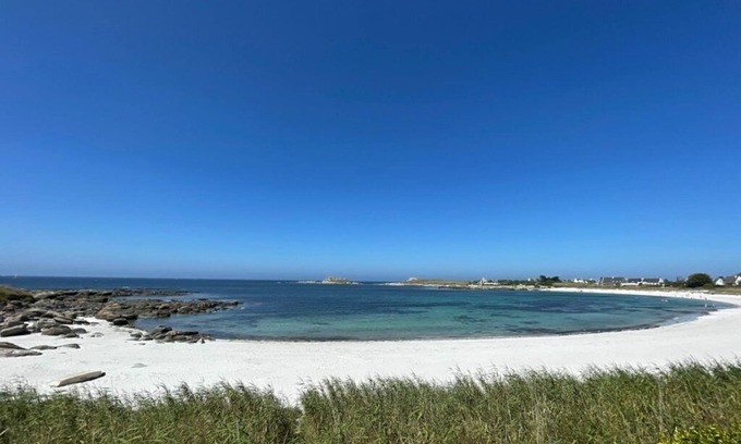 Ploudalmezeau House | At the water's edge, home between sea, dunes, sun and storms