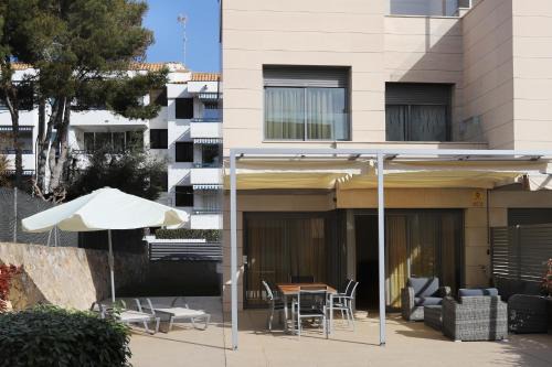 Torredembarra Villa | AT014 A pocos metros de la playa, equipamiento completo, piscina comunitaria