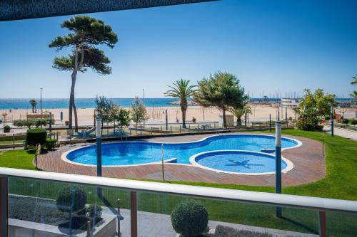 Torredembarra Apartment | AT021 Apartment with pool in front of the beach