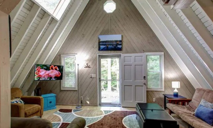 Woodstock House | ATH - Lake House -2 miles to public access. "A" frame