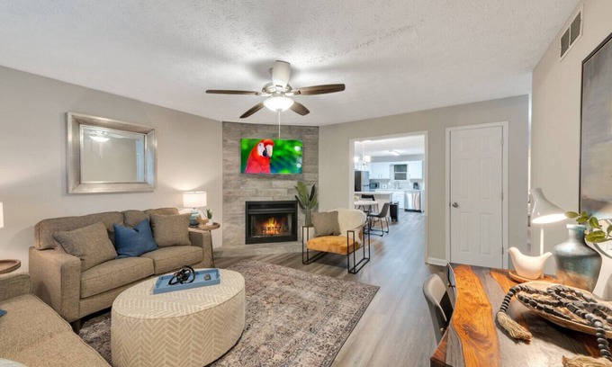Smyrna House | ATH - Sleeps 4 - 2 Beds - Fenced/Pet friendly - CC6