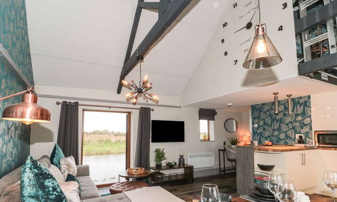 Burrowbridge House | ATHELNEY COTTAGE, pet friendly, with a garden in North Curry