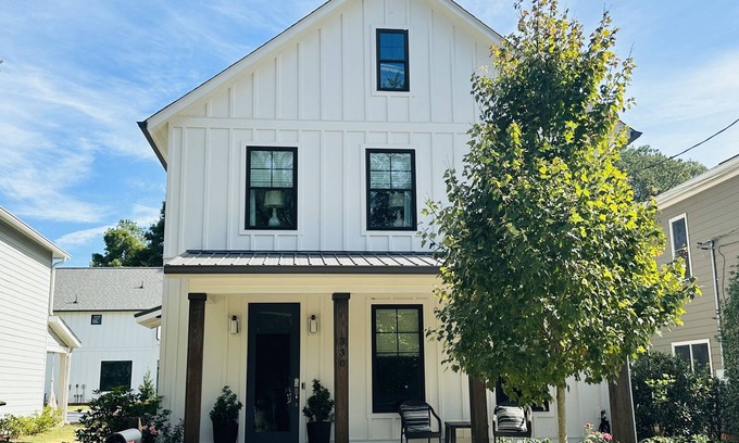 Athens House | Athens Luxury - King Master ~ 3Bdrm Home ~ 1 mile to Downtown ~ Minutes to UGA