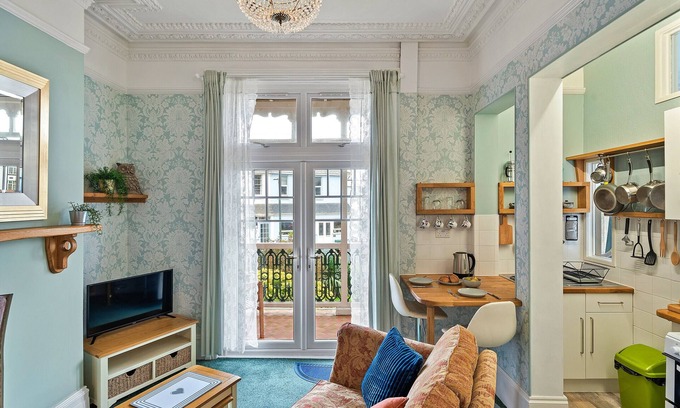Roundham Apartment | Atherfield Apartments No. 3 - Sea Peeps