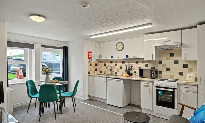 Roundham Apartment | Atherfield Apartments No. 4 - Lawn Side