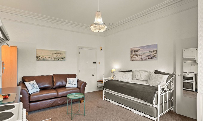 Roundham Apartment | Atherfield Apartments No. 7 - Sunny Side