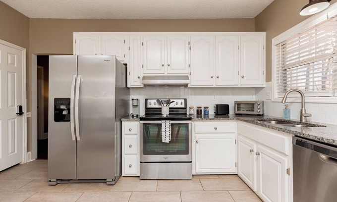 Kathleen House | AtHome+1 Stay | Large Yard | Family Friendly