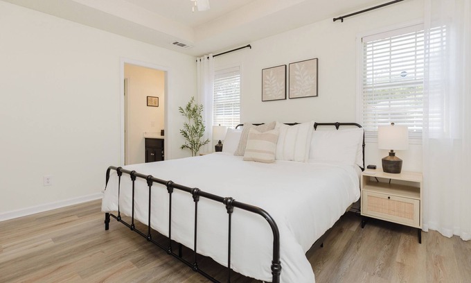 Houston County House | AtHome+1 Stay | Modern 3 BR | Family Friendly