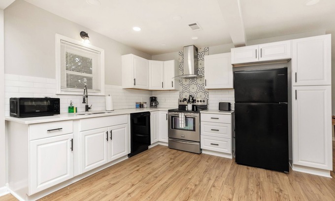 Houston County House | AtHome+1 Stay | Roomy 3 Bedroom | Fenced Backyard