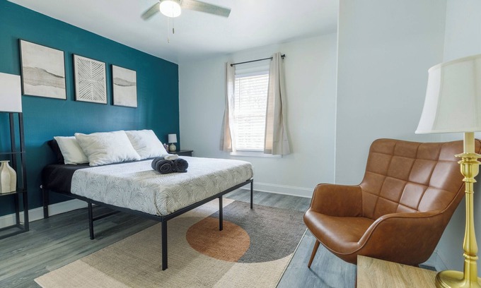 Church Street House | ATL Access 3BR Home Yard & Parking Sleeps 8
