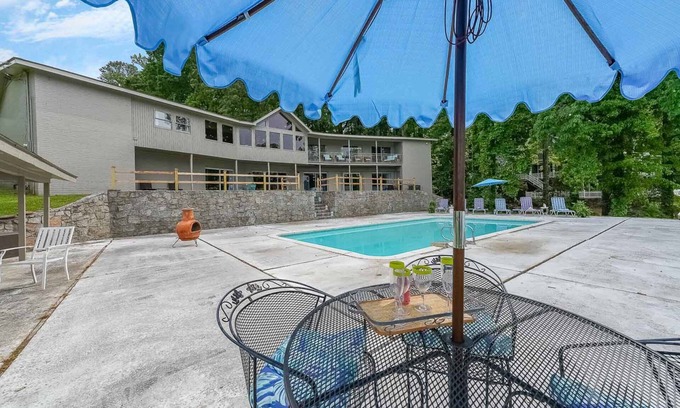 Jonesboro House | ATL/Jonesboro, Relaxing Summer Getaway for Families/Friends or Cooperate Groups