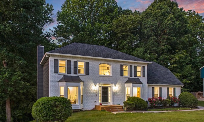 Decatur House | Atlanta Luxury Chateau (6 Bedrooms and Game Room)