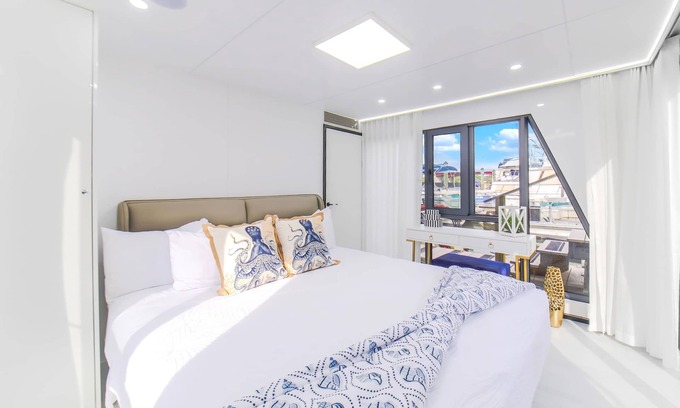Merritt Island Boat Rental | Atlantis 2-Bedroom Floating Home