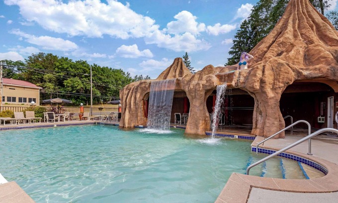 Lake Delton Hotel | Atlantis Family Waterpark Hotel, an Ascend Collection Hotel
