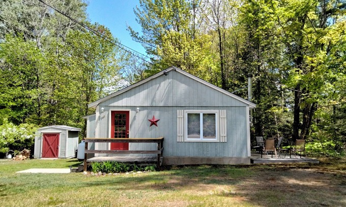 Center Ossipee Cottage | Attention Skiers & Snowboarders! Cozy Getaway w/Wood Burning Stove WIFI Netflix