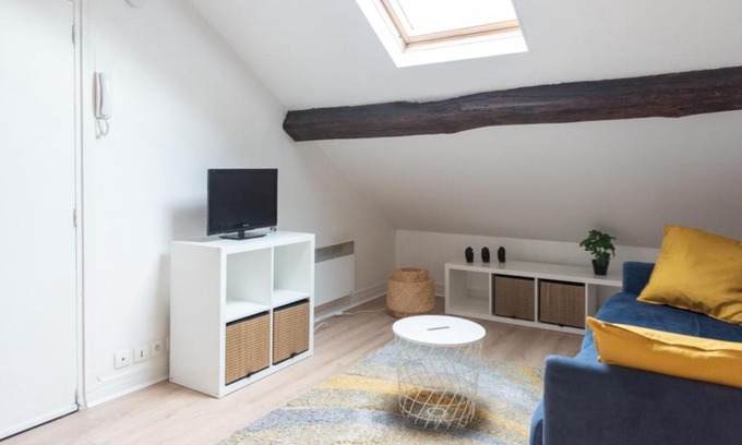 Saint-Mande Apartment | Attic apartment with exposed beams