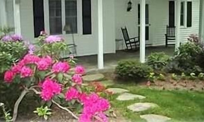 Laurel Park Cottage | Attractive Cottage Surrounded by Gardens