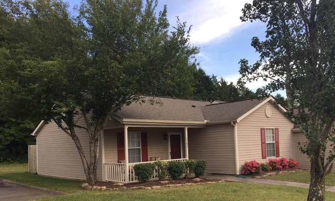 Cedar Bluff Condo | Attractive Knoxville Condo. Close to Everything!