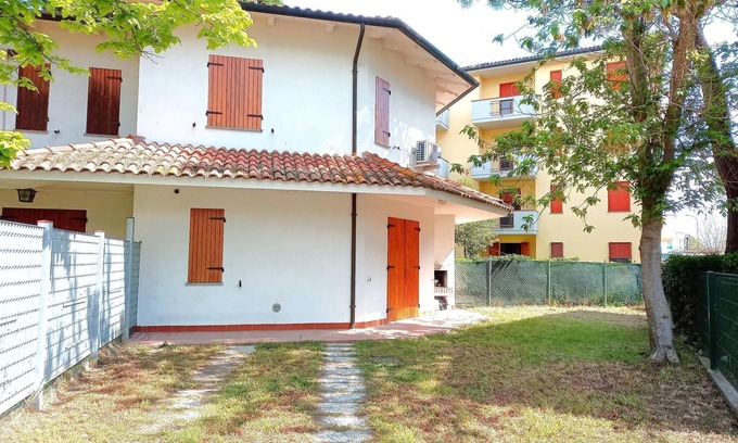 Lido Adriano Villa | Attractive villa with garden