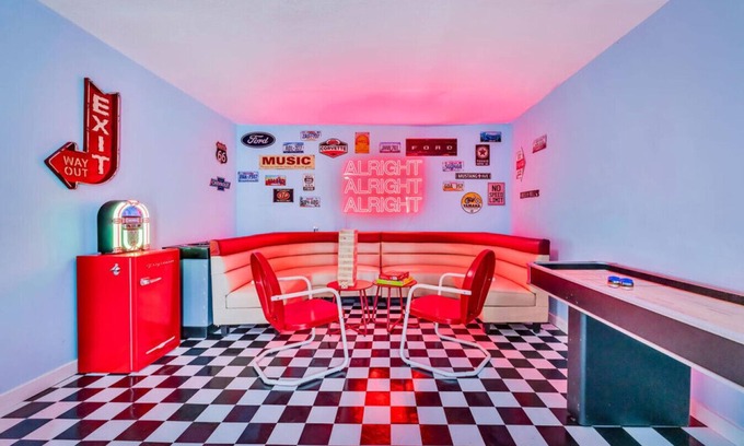 Sweetbriar House | ATX Jukebox | Jacuzzi | Shuffleboard | Fire Pit