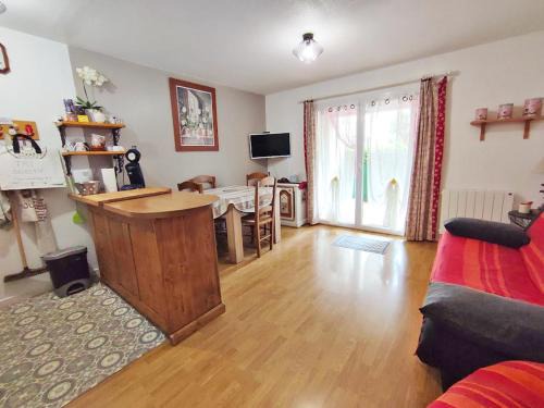 Bagneres-de-Luchon Apartment | Au doux refuge, charmant T2 bis, parking gratuit, proche thermes, 6 personnes