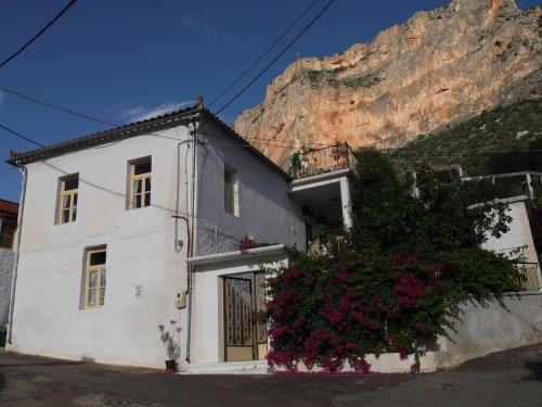 Leonidio House | Au pied de la falaise rouge