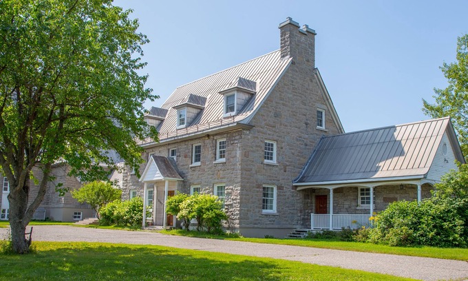 Jonquiere House | Auberge Québe Issime