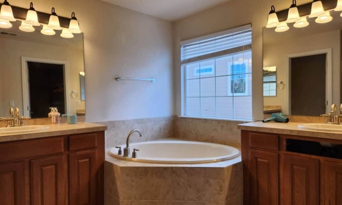 Aurora House | Aurora 4BR Getaway w ~ Tub ~ Crib ~ 15miles to DIA