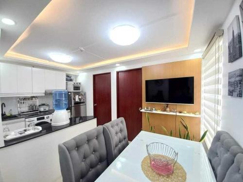 Tondo Apartment | AURUM HOLISTAY DECA HOMES 2BR UNIT with FREE CAR PARK