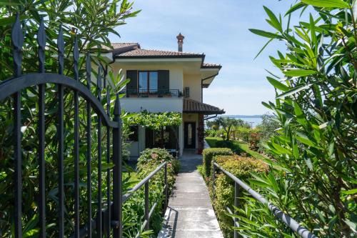 Montioni Apartment | Ausblick Lazise Gardasee - Ferienhaus mit Seeblick, Infinity Pool, Garten und Garage