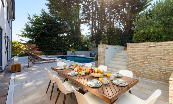 Torquay Cottage | Austiger House - a house that sleeps 8 guests in 4 bedrooms