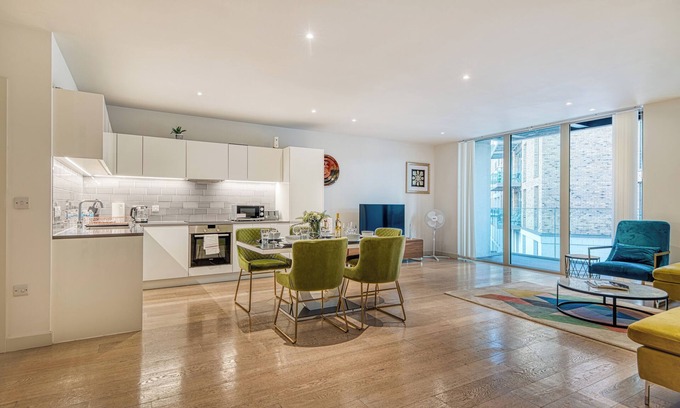 Docklands Apartment | Austin David Royal Wharf